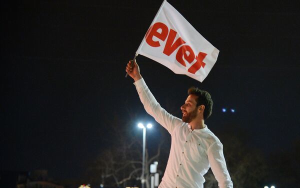 Сторонники президента Турции Реджепа Тайипа Эрдогана радуются победе на конституционном референдуме в Турции - Sputnik Кыргызстан