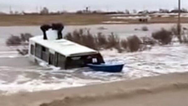 Вода вытолкнула автобус с детьми с трассы в Казахстане - Sputnik Кыргызстан