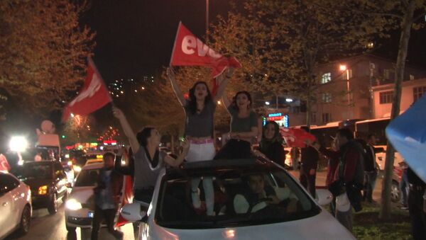 Жители Стамбула ликовали после оглашения предварительных итогов референдума - Sputnik Кыргызстан