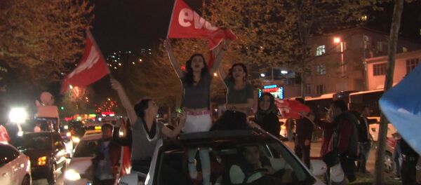 Жители Стамбула ликовали после оглашения предварительных итогов референдума - Sputnik Кыргызстан