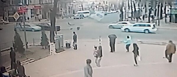 Капталынан жыгылган маршрутка. Кырсыктын жаңы видеосу чыгып, себептери айтылууда Капталынан жыгылган маршрутка. Кырсыктын жаңы видеосу чыгып, себептери айтылууда - Sputnik Кыргызстан