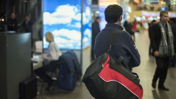 Пассажир с сумкой в международном аэропорту . Архивное фото - Sputnik Кыргызстан