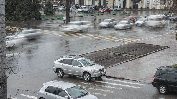 Автомобили на проспекте Чуй во время дождя. Архивное фото - Sputnik Кыргызстан