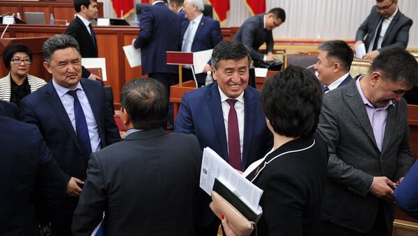 Жогорку Кеңештин көпчүлүк коалициясы премьер-министр Сооронбай Жээнбековдун 2016-жылдагы өкмөттүн ишмердүүлүгү боюнча берген отчетун жактырды - Sputnik Кыргызстан