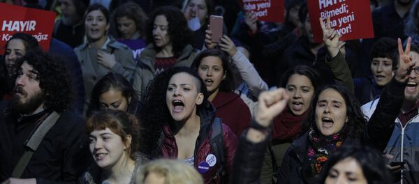 Түркияда миңдеген жаран Конституцияны өзгөртүү боюнча референдумдун жыйынтыгын жокко чыгаруу талабы менен нааразычылык акцияларын өткөрүп жатат - Sputnik Кыргызстан
