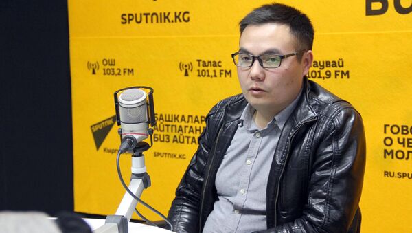 Журналист, ведущий передачи ТВ Кайгуул Азият Жекшеев во время интервью Sputnik Кыргызстан - Sputnik Кыргызстан