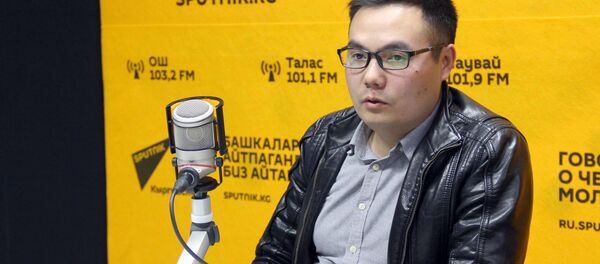 Журналист, ведущий передачи ТВ Кайгуул Азият Жекшеев во время интервью Sputnik Кыргызстан - Sputnik Кыргызстан
