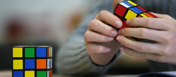Парень собирает кубик Рубика. Архивное фото - Sputnik Кыргызстан