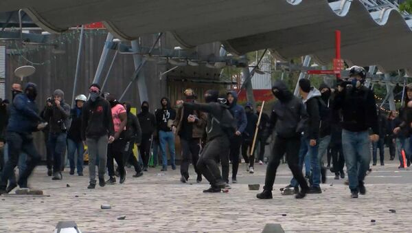 Демонстранты забрасывали камнями полицейских на акции против Ле Пен в Париже - Sputnik Кыргызстан