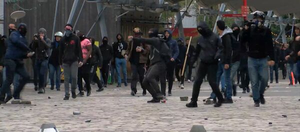 Демонстранты забрасывали камнями полицейских на акции против Ле Пен в Париже - Sputnik Кыргызстан