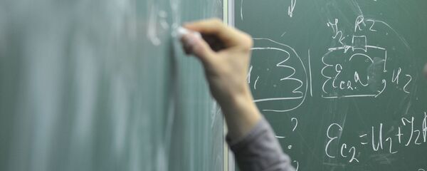 Ученик школы решает задачу на доске. Архивное фото - Sputnik Кыргызстан