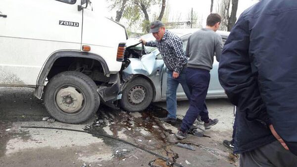 ДТП с участием буса и легкового авто в селе Новопокровка - Sputnik Кыргызстан