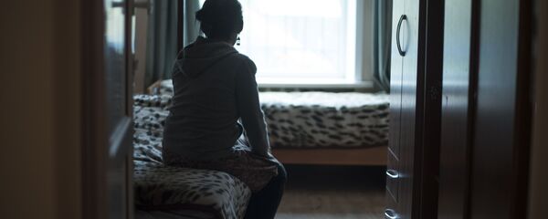 Женщина сидит спиной. Архивное фото Женщина сидит спиной. Архивное фото - Sputnik Кыргызстан