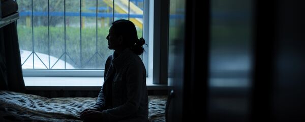 Терезенин жанында отурган кыз. Архив - Sputnik Кыргызстан