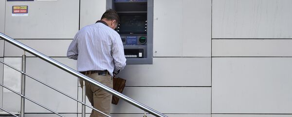 Мужчина у банкомата. Архивное фото - Sputnik Кыргызстан