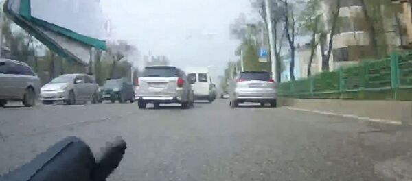 Видео наезда на милиционера в центре Бишкека распространило УПМ - Sputnik Кыргызстан