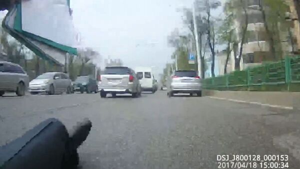 Видео наезда на милиционера в центре Бишкека распространило УПМ - Sputnik Кыргызстан