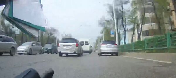 Айдоочунун милиционерди сүзүп, кайра аны омуроологон учуру видеого түшүп калды - Sputnik Кыргызстан