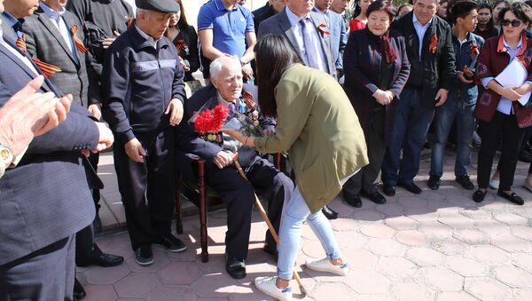 В Бишкеке провели эколого-патриотическую акцию Посади дерево Победы, посвященную 72-й годовщине Победы в Великой Отечественной войне - Sputnik Кыргызстан