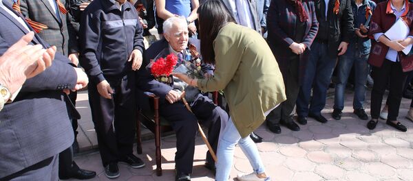 В Бишкеке провели эколого-патриотическую акцию Посади дерево Победы, посвященную 72-й годовщине Победы в Великой Отечественной войне - Sputnik Кыргызстан