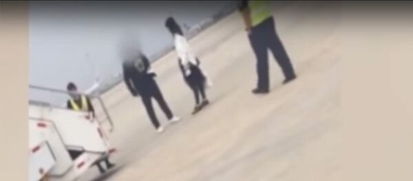 Муж с женой подрались у трапа самолета в Китае - Sputnik Кыргызстан