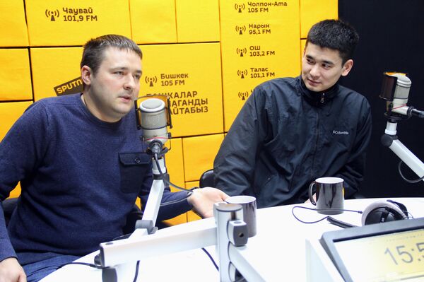 Гражданские активисты Болот Ибрагимов и Максим Золотых Гражданские активисты Болот Ибрагимов и Максим Золотых - Sputnik Кыргызстан