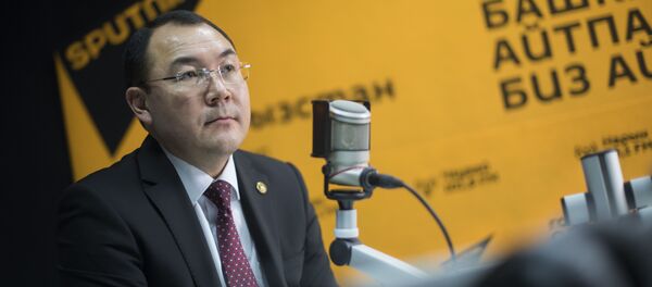 Директор Государственной кадровой службы КР Нурханбек Момуналиев - Sputnik Кыргызстан