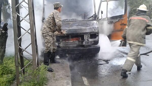 В центре Бишкека сгорел грузовой фургон — кадры с места пожара - Sputnik Кыргызстан