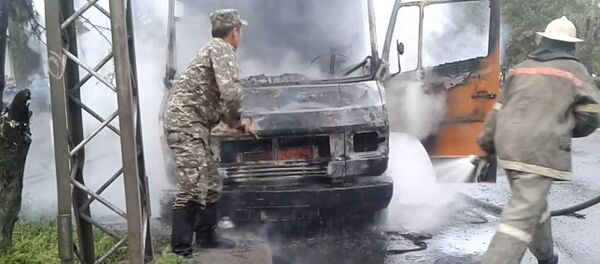 Бишкектин борборунда жүк ташуучу унаа өрттөнүп кетти. Жеринен алынган видео - Sputnik Кыргызстан