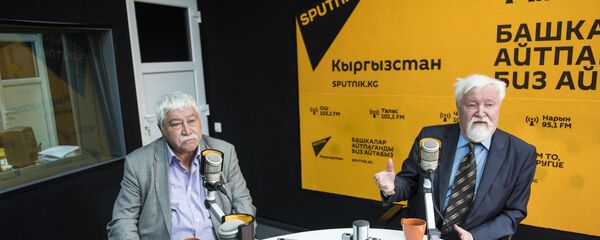 Археолог, военный историк Юлий Сергеевич Худяков и тюрколог Виктор Яковлевич Бутанаев - Sputnik Кыргызстан