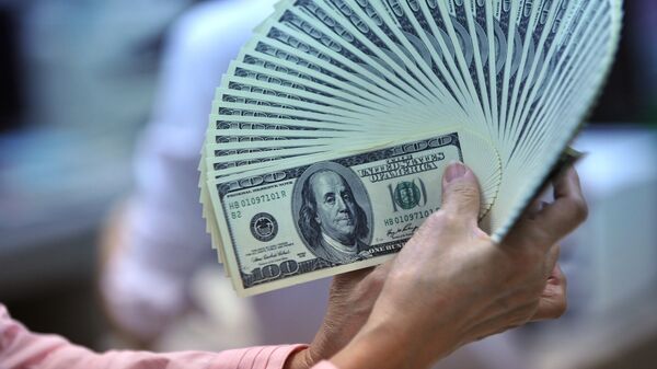 Женщина демонстрирует доллары США. Архивное фото - Sputnik Кыргызстан