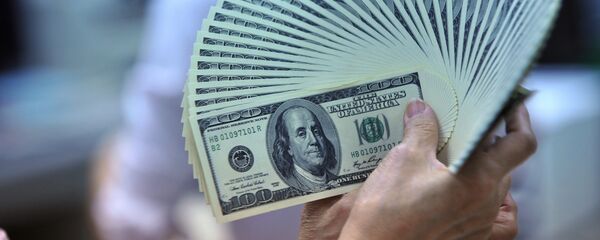 Женщина демонстрирует доллары США. Архивное фото Женщина демонстрирует доллары США. Архивное фото - Sputnik Кыргызстан