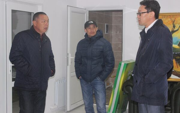 Депутат Балыкчинского горкенеша Сагын Кудайбергенов (слева) на собственные средства купил дизельный генератор для городского центра гемодиализа - Sputnik Кыргызстан