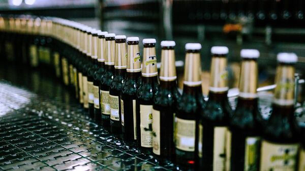 Бутылки пива в пивоваренном заводе. Архивное фото - Sputnik Кыргызстан