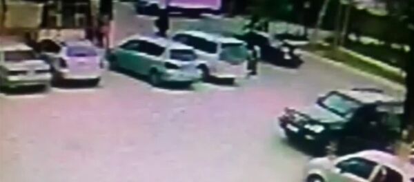 Наезд на школьников произошел 21 апреля днем на пересечении улиц Ремесленной и Бакаева. Милиция выяснила, что детей на пешеходном переходе сбил темно-синий Mercedes. - Sputnik Кыргызстан