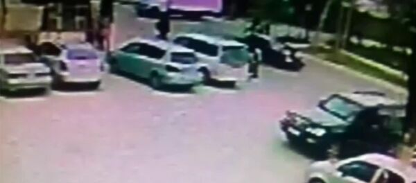 Катуу ылдамдыкта келе жаткан машина окуучуларды коюп кеткен ирмем - Sputnik Кыргызстан