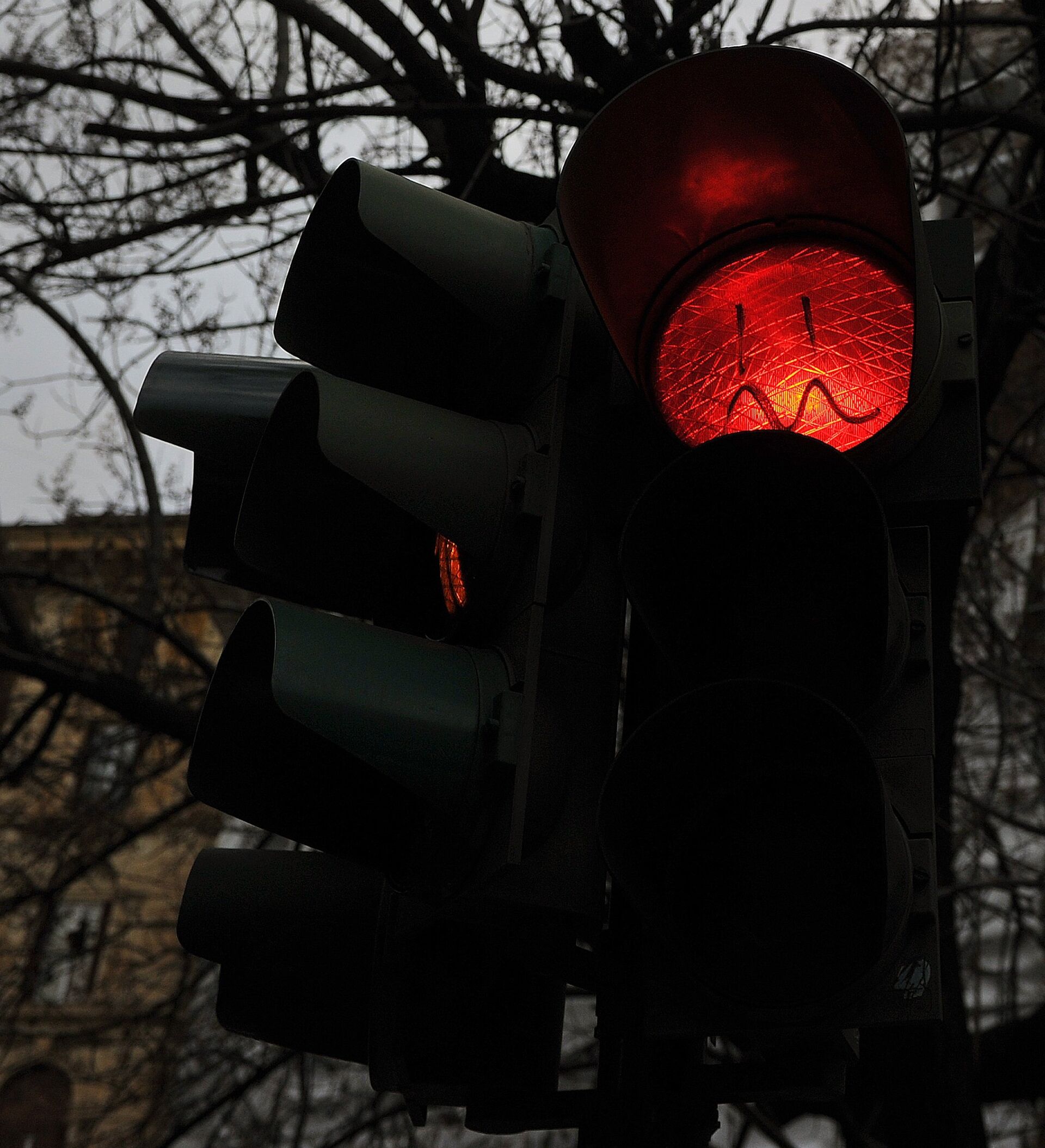Сколько штраф за красный светофор. Красный свет светофора. Красный свет картинка. Прибор с красным светом. Желтый свет светофора.