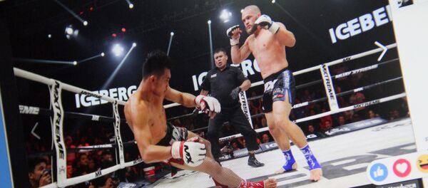 Снимок с социальной сети Facebook открытой группы MX MUAY XTREME. Спортсмен из Кыргызстана Рафаэль Физиев во время боя против таиландца Йодпаяка Ситсонгпинонга - Sputnik Кыргызстан