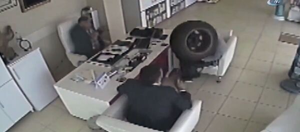 Колесо от машины влетело в аптеку в Турции — кадры с камеры наблюдения - Sputnik Кыргызстан