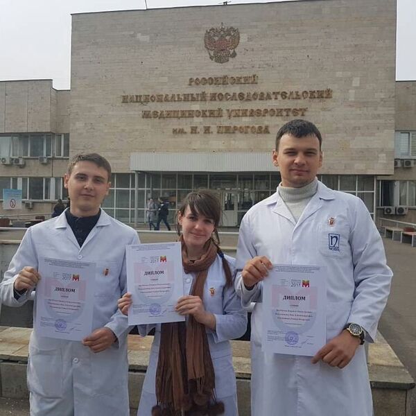Студенты-педиатры Роман Степашкин, Кирилл Болбачан и Яна Колышкина - Sputnik Кыргызстан