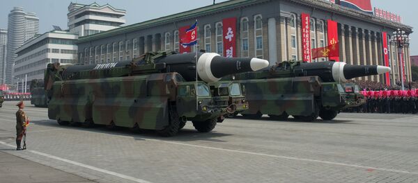 Пусковые установки баллистических ракет средней дальности Nodong Корейской народной армии во время парада, приуроченного к 105-й годовщине со дня рождения основателя северокорейского государства Ким Ир Сена, в Пхеньяне. - Sputnik Кыргызстан