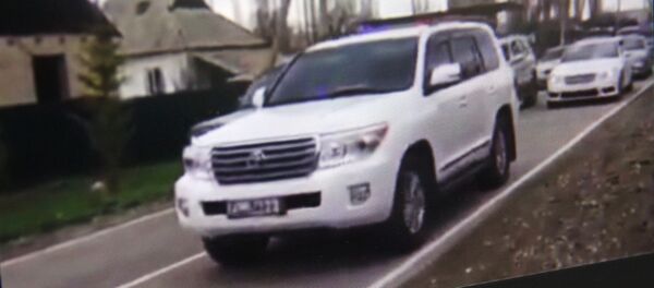 Группа автомобилей с тонированными стеклами и включенными спецсигналами едет по встречной полосе в Бишкеке, фото со страницы Instagram пользователя oper_style_kg - Sputnik Кыргызстан