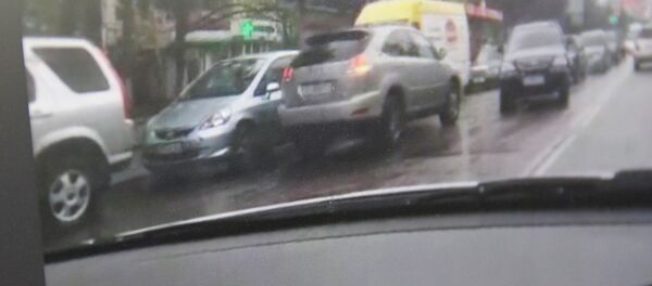 Бишкекте Lexus үлгүсүндөгү унаа жолдун каршы тилкесине чыгып, тыгын жаратты Бишкекте Lexus үлгүсүндөгү унаа жолдун каршы тилкесине чыгып, тыгын жаратты - Sputnik Кыргызстан