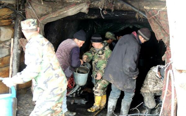 В селе Жыргалан Иссык-Кульской области 22 апреля два человека вошли в шахту Дорго-комур - Sputnik Кыргызстан