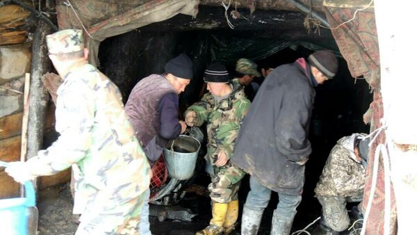 Сотрудники МЧС на шахте в селе Жыргалан Ак-Сууйского района Иссык-Кульской области, где произошло прорыв грунтовых вод - Sputnik Кыргызстан