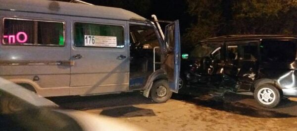 Бишкекте эл ташыган маршрутка менен Honda Stepwgn унаасы кагышкан - Sputnik Кыргызстан