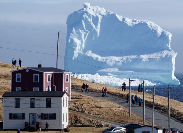 Аллея айсбергов у побережья канадского города Ферриленд - Sputnik Кыргызстан