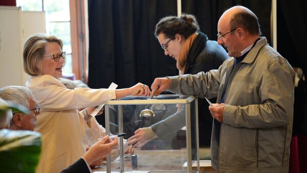 Избиратели голосуют на избирательном участке в коммуне Ле-Туке департамента Па-де-Кале во время первого тура президентских выборов во Франции. - Sputnik Кыргызстан