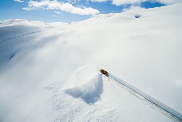 Расчистка дороги от снега в Норвегии - Sputnik Кыргызстан