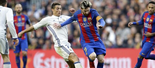 Нападающий Барселоны Лионель Месси и форвард Реал Мадрида Криштиану Роналду. Архивное фото - Sputnik Кыргызстан